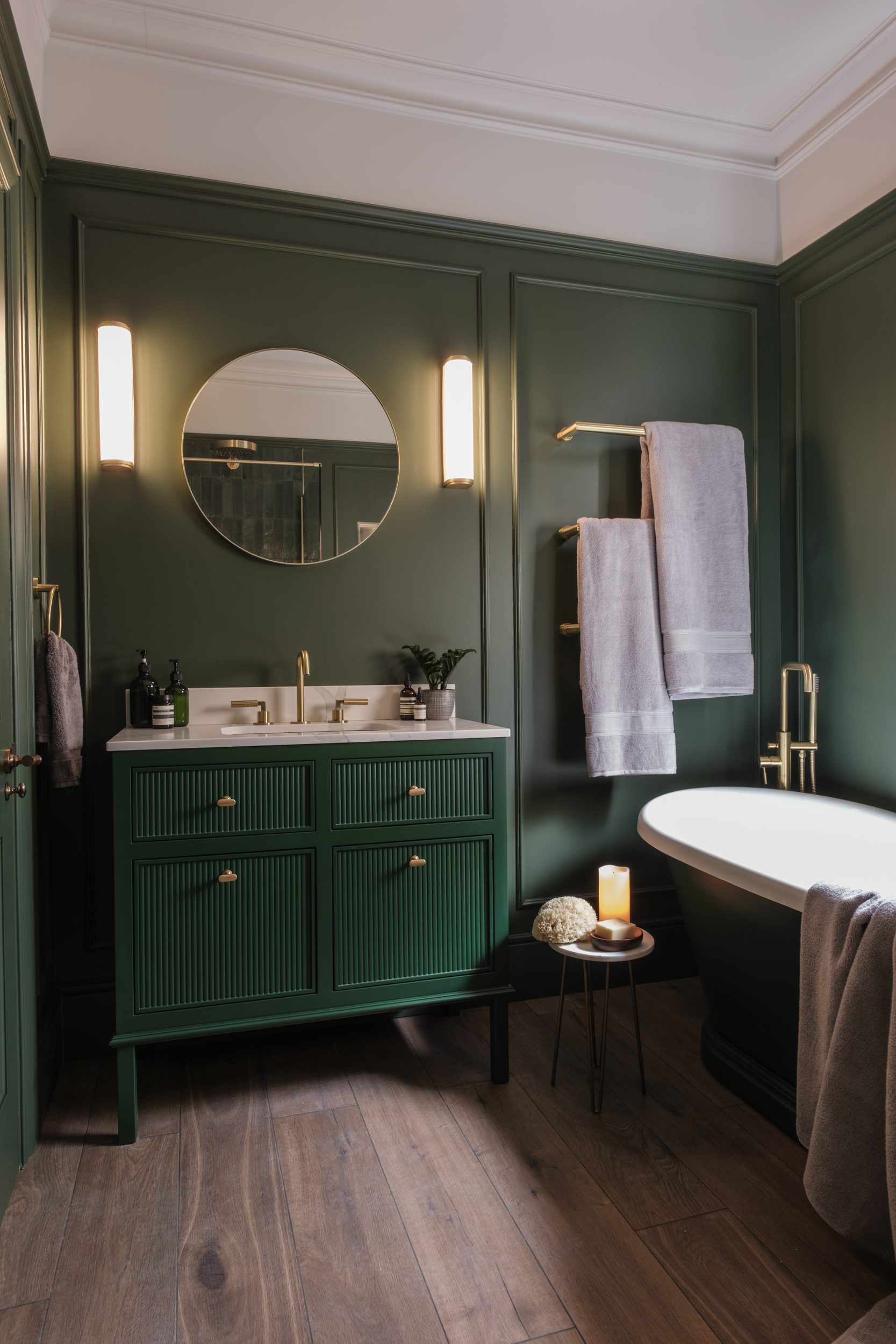 Stylish green bathroom